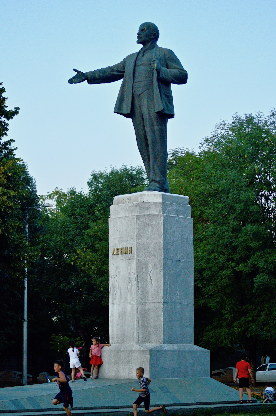 Lenin och lekande barn i Naltjik
