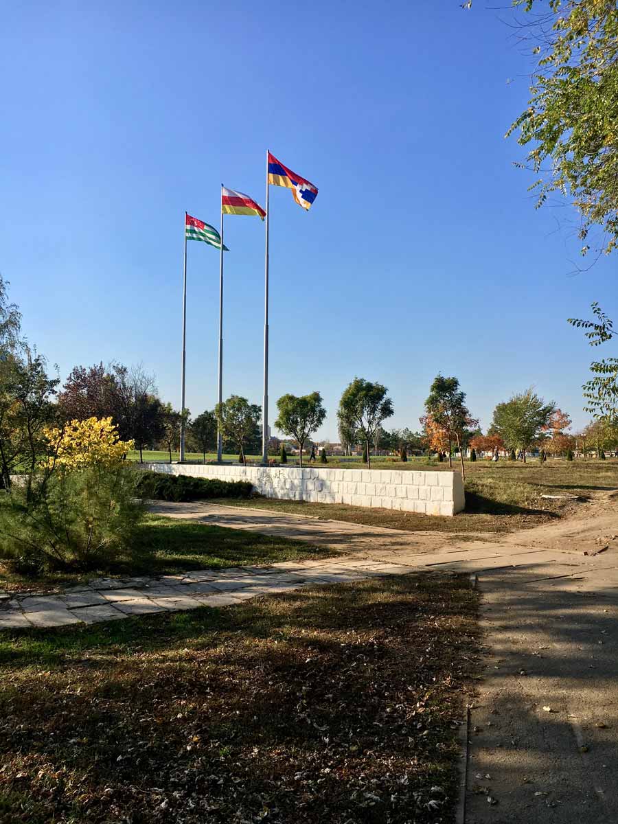 Tre andra icke-erkända republikers flaggor i stadsparken