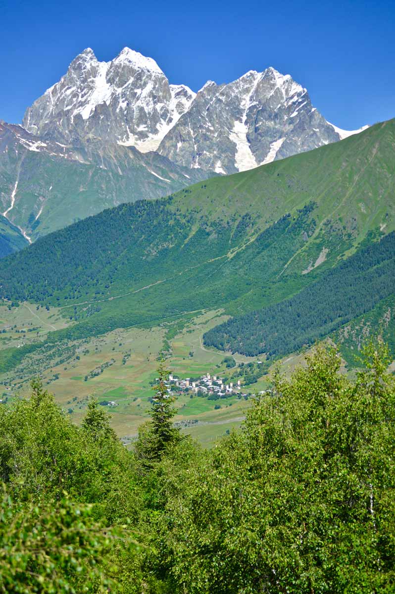 Svanetisk by under verkliga berg