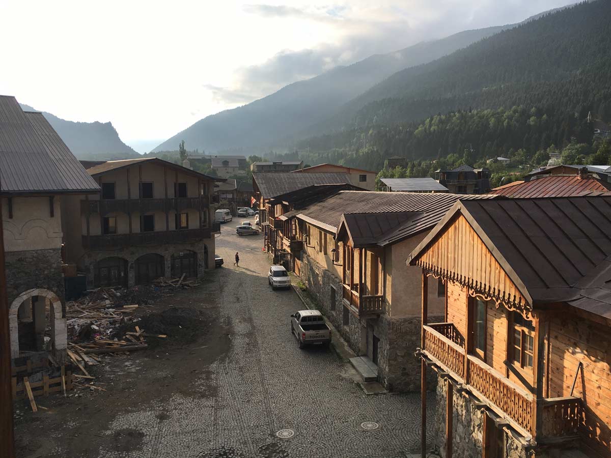 Utsikt i Mestia, fortfarande i Svaneti
