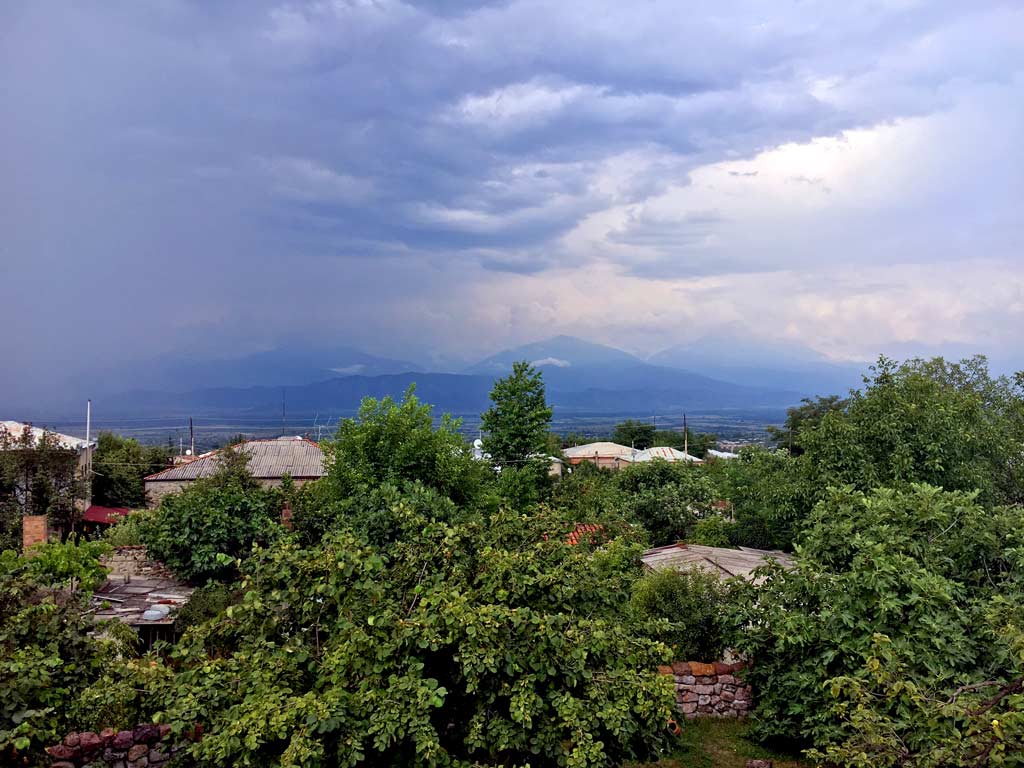 Mot de kaukasiska bergen i östra Georgien
