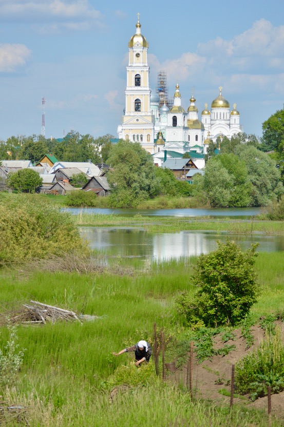 Ogräsrensning framför Divejevas kloster