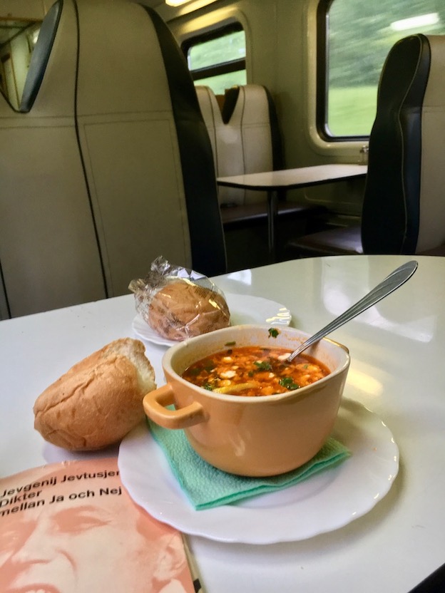 Den något smaklösa soppan på tåget
