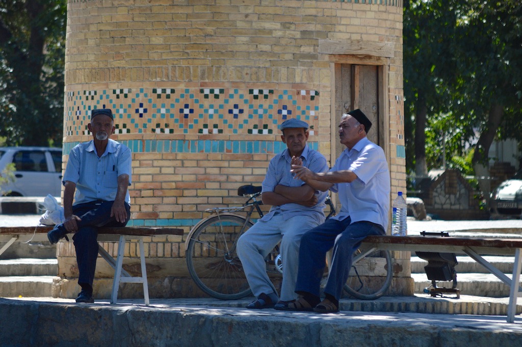 UZB: Uzbekiska män i skuggan