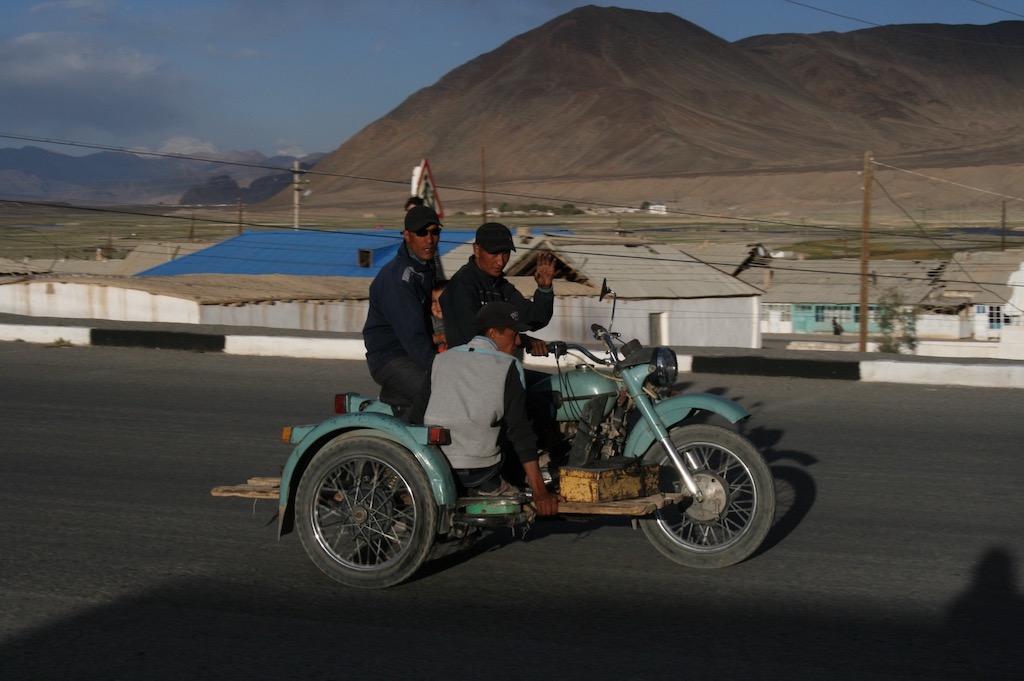 TAJ: Kyrgisiska motorcykelentusiester